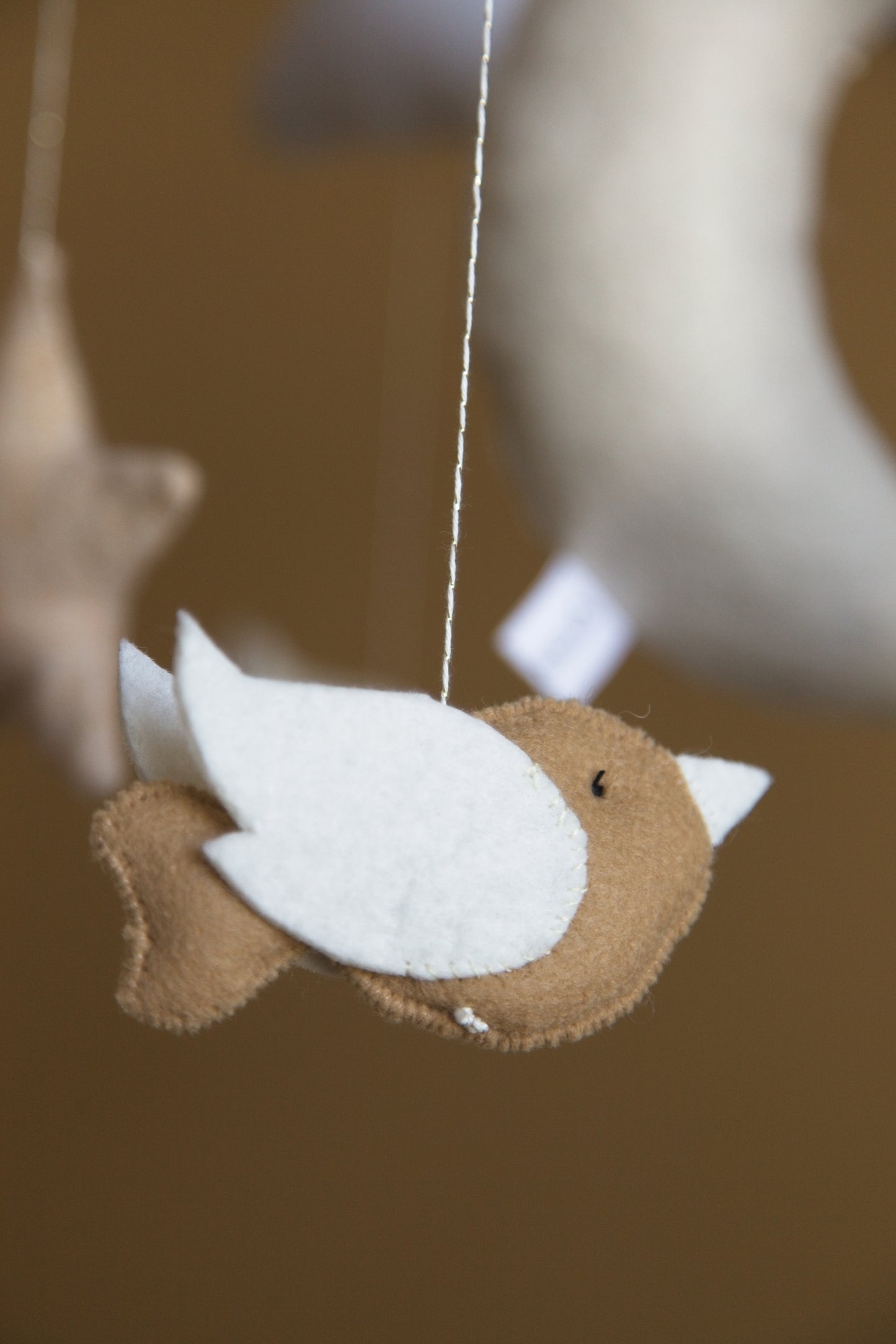 Baby mobile in felt with stars, birds and moon: customizable with name in vinyl, neutral tones
