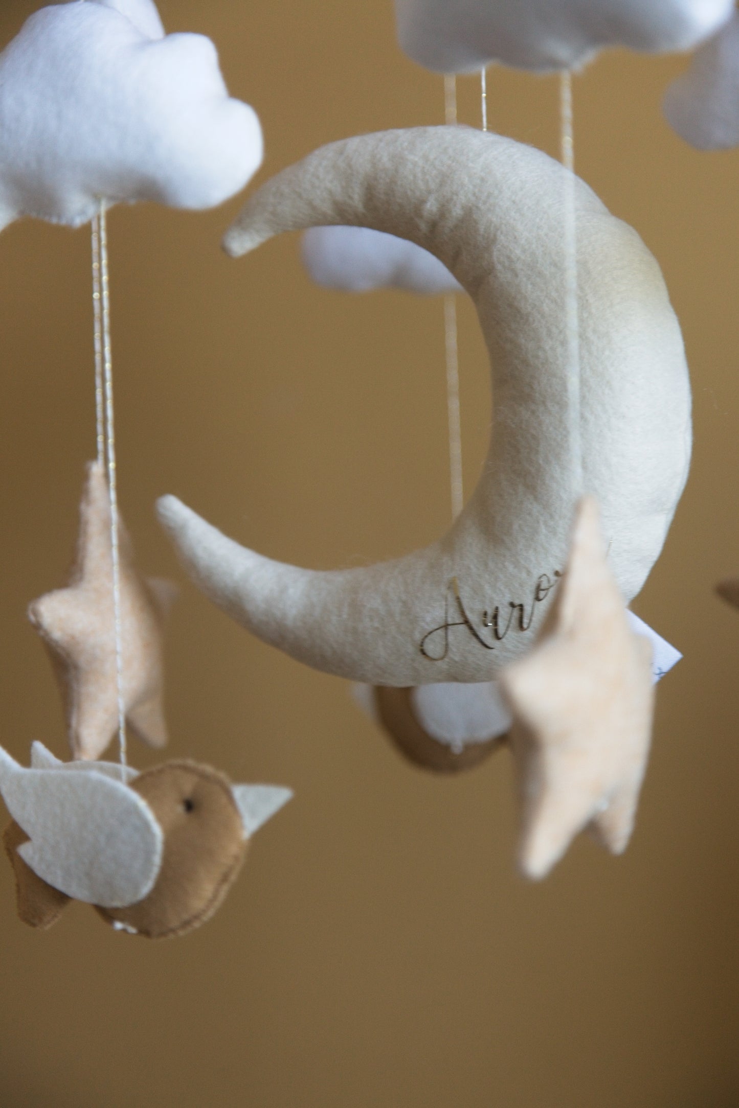 Baby mobile in felt with stars, birds and moon: customizable with name in vinyl, neutral tones