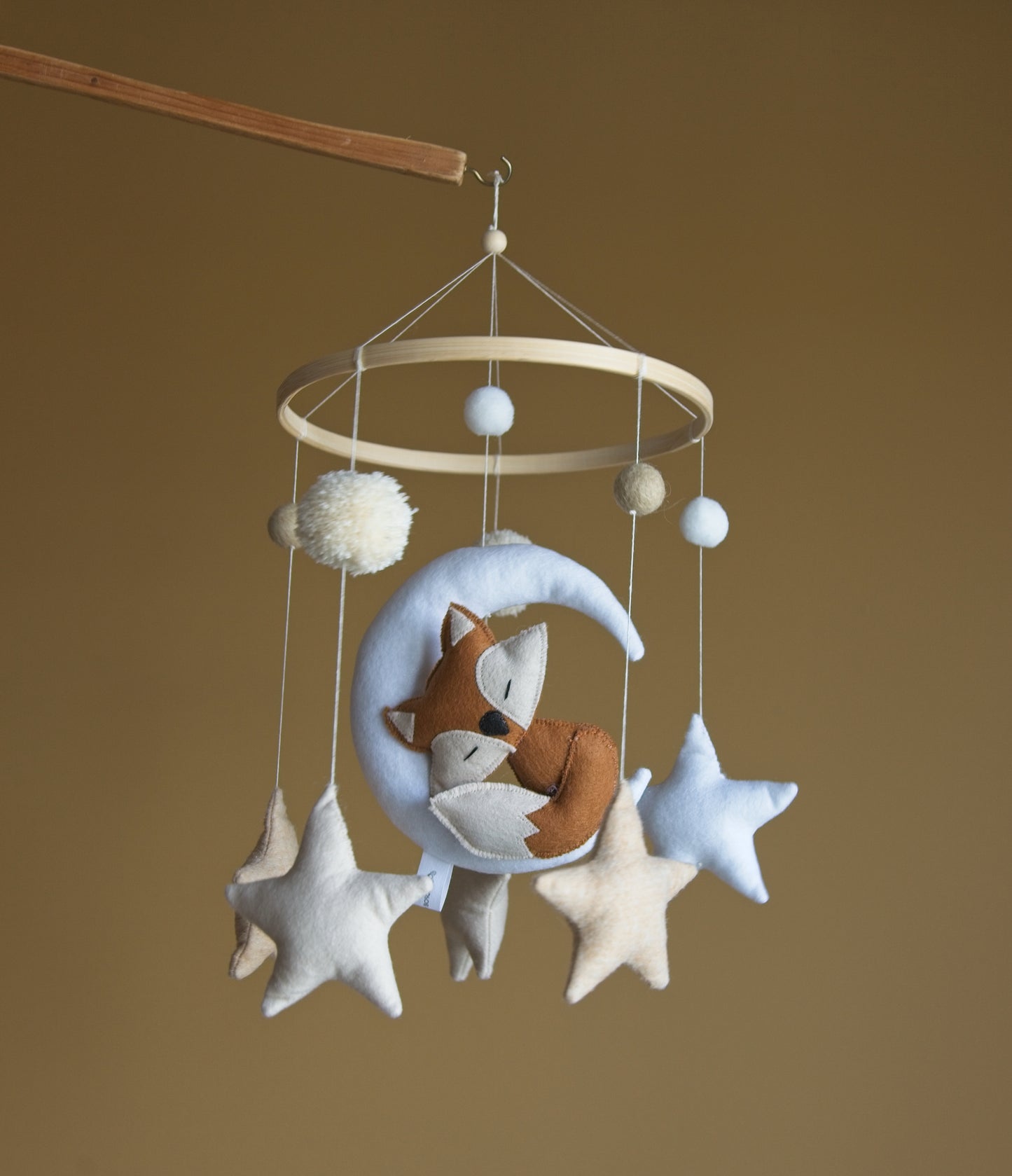Raposa e a Lua, móbile de berço, tons neutros