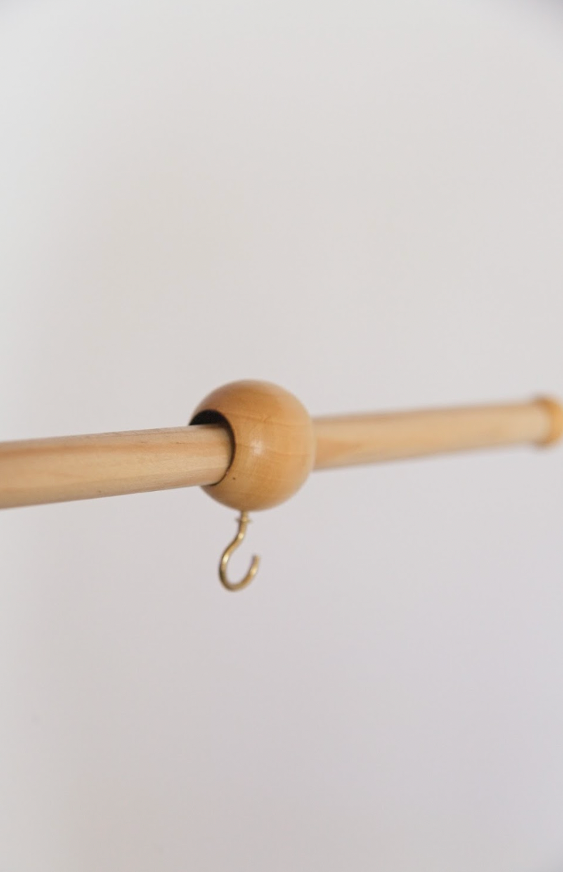 Suporte de madeira , modelo braço para berço