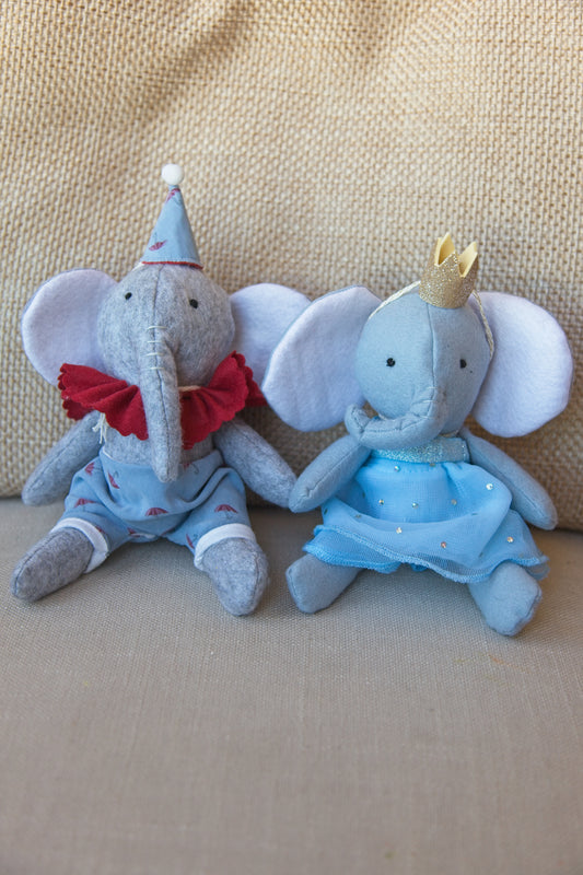 Elefantes de Feltro Artesanais com Roupas Upcycled – Edição Limitada